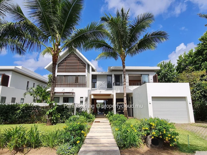 Luxurious 4-Bedroom Villa in Mont Choisy - Seamless Indoor-Outdoor Living
