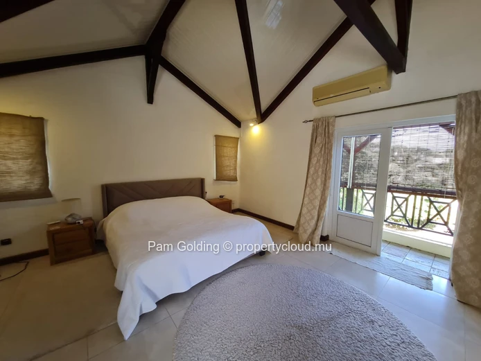 Bright 4-Bedroom Family Home with Garden & Pool