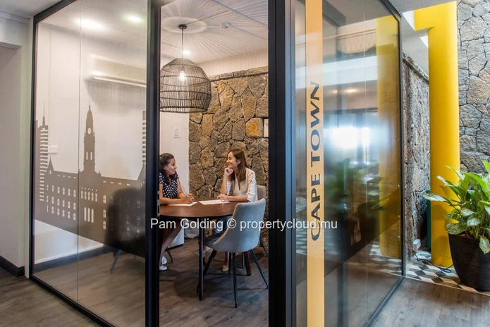 Un immeuble de bureaux prestigieux et autonome.