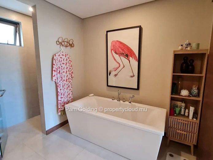 Appartement 2 chambres à l’étage à Pointe aux Canonniers – 204,84 m²