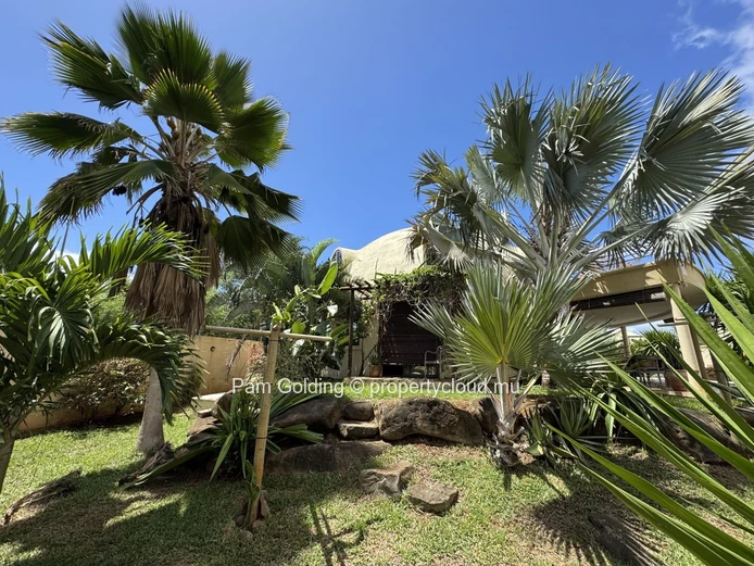 Villa dôme unique à Albion – Terrasse avec vue mer, piscine et jardin tropical