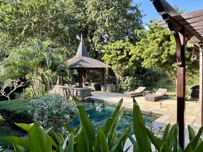 Magnifique maison avec oasis de jardin et piscine.