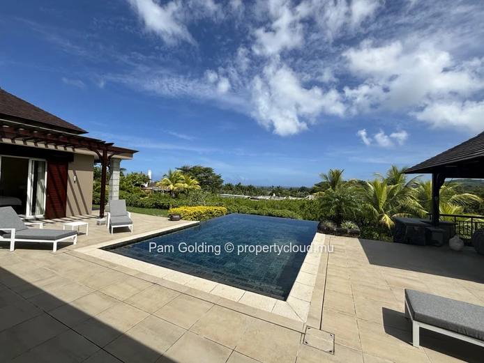 Une villa de style contemporain meublée avec style - prête à emménager.