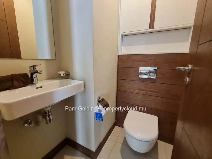 Appartement Élégant de 3 Chambres en Rez-de-Chaussée à Vendre à Pointe aux Canonniers - Complexe Le Savoy (Mandat exclusif)