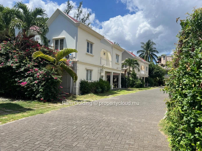 Spacious 4-Bedroom Duplex for Rent Opposite Flic en Flac Beach – Rs 70,000