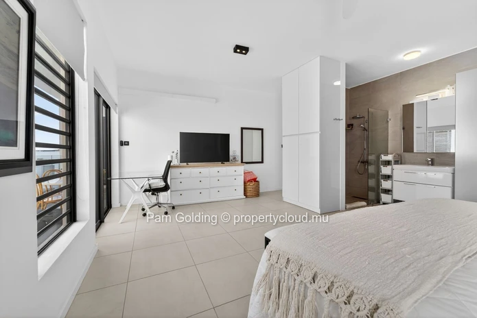 Panoramic 3-Bedroom Penthouse in Tamarin – Rooftop Jacuzzi, Ocean & Mountain Views
