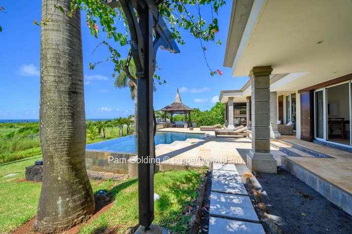 Uninterrupted views over the sugar cane fields to the sea – it will take your breath away.