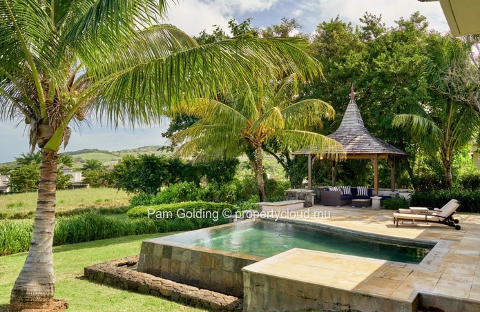 Fantastic light and bright villa ready to move in.