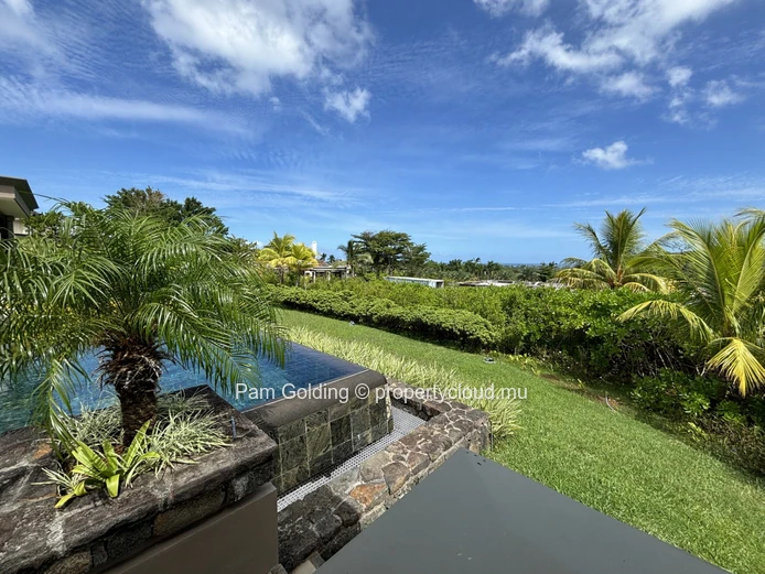 Une villa de style contemporain meublée avec style - prête à emménager.