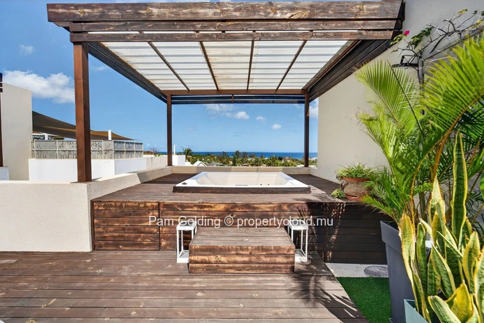 Panoramic 3-Bedroom Penthouse in Tamarin – Rooftop Jacuzzi, Ocean & Mountain Views