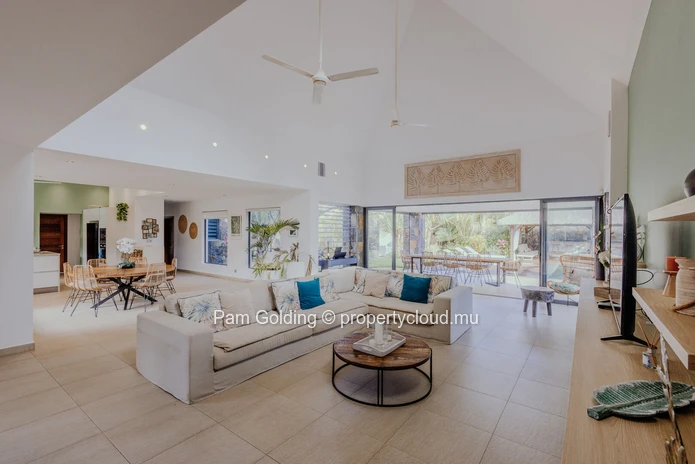4-Bedroom Villa in Grand Baie - Elegant and Secure Living 
