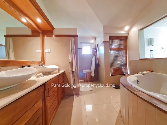 Superb spacious and bright 4-bedroom villa for sale 