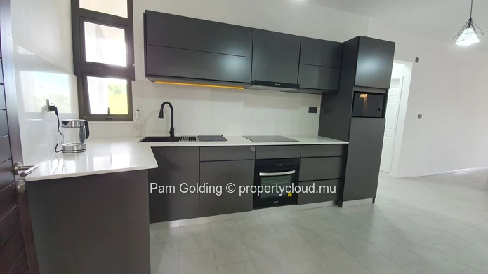 Appartement flambant neuf avec un agencement moderne.