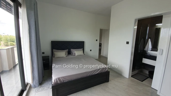Appartement flambant neuf avec un agencement moderne.