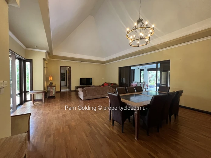 Villa de 5 Chambres au Tamarina Golf Estate – Accès au Beach Club & Cottage Indépendant