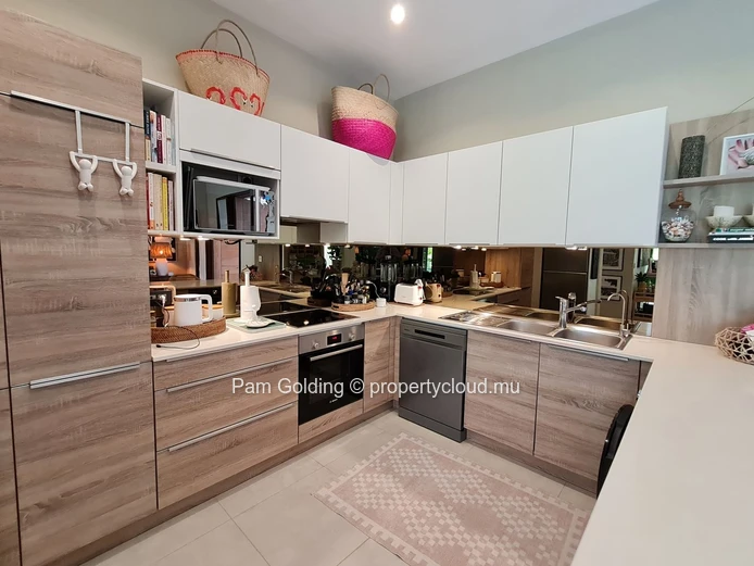 Appartement 2 chambres à l’étage à Pointe aux Canonniers – 204,84 m²