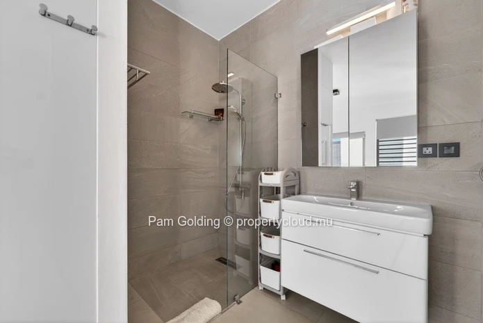 Panoramic 3-Bedroom Penthouse in Tamarin – Rooftop Jacuzzi, Ocean & Mountain Views