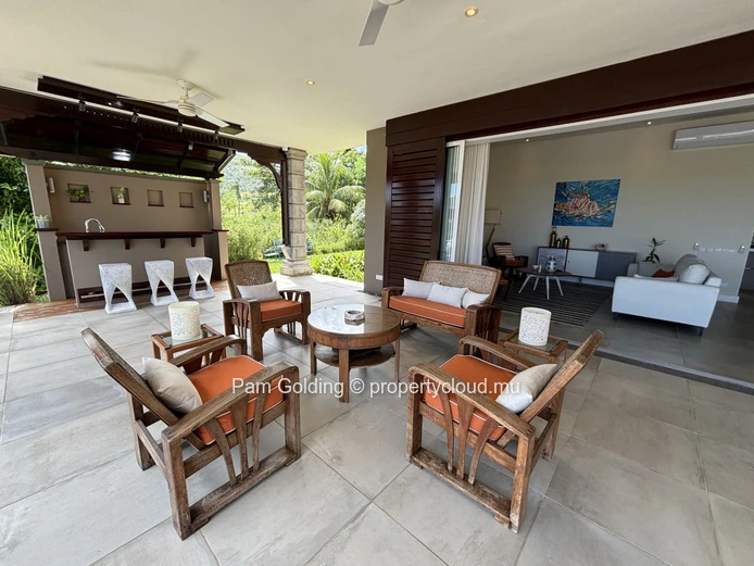 Une villa de style contemporain meublée avec style - prête à emménager.
