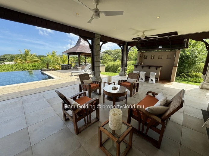 Une villa de style contemporain meublée avec style - prête à emménager.