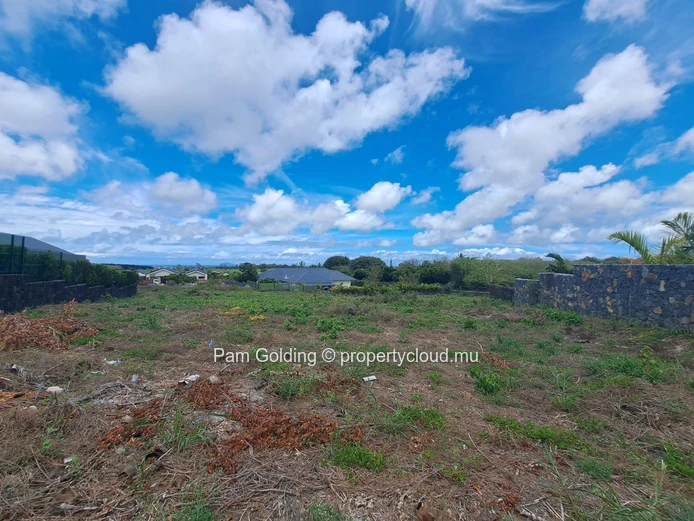 Terrain à Vendre – Domaine Sécurisé avec Vue sur la Mer