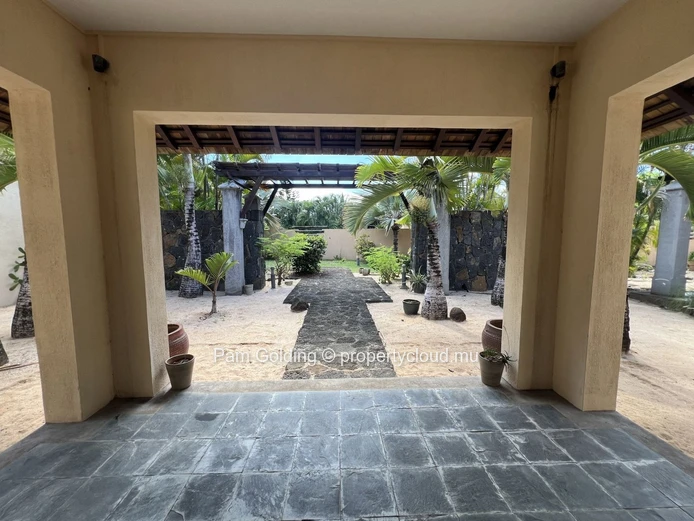 Villa de 5 Chambres au Tamarina Golf Estate – Accès au Beach Club & Cottage Indépendant