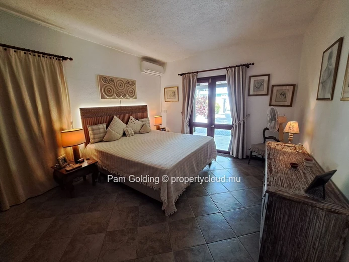 Villa en location de moyen terme, idéalement située à Trou aux Biches, disponible d’avril à septembre.