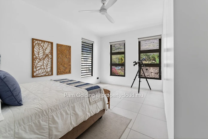 Panoramic 3-Bedroom Penthouse in Tamarin – Rooftop Jacuzzi, Ocean & Mountain Views