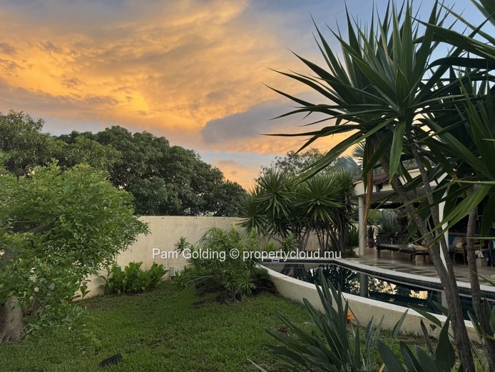 Villa dôme unique à Albion – Terrasse avec vue mer, piscine et jardin tropical