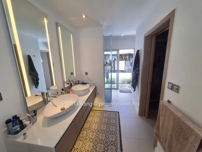 Serene Elegance: 3-Bedroom Villa in Clos du Littoral, Grand Baie