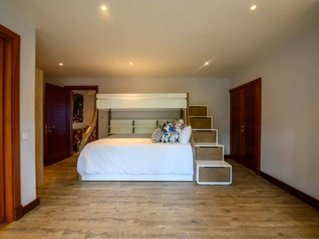5 Bedroom Villa