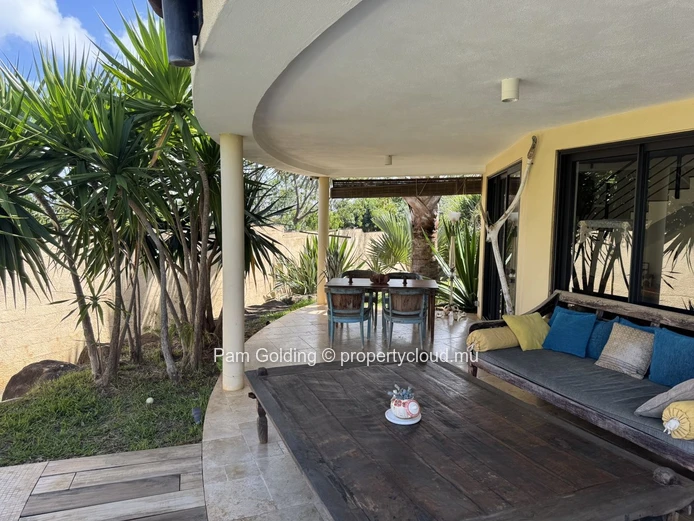 Villa dôme unique à Albion – Terrasse avec vue mer, piscine et jardin tropical