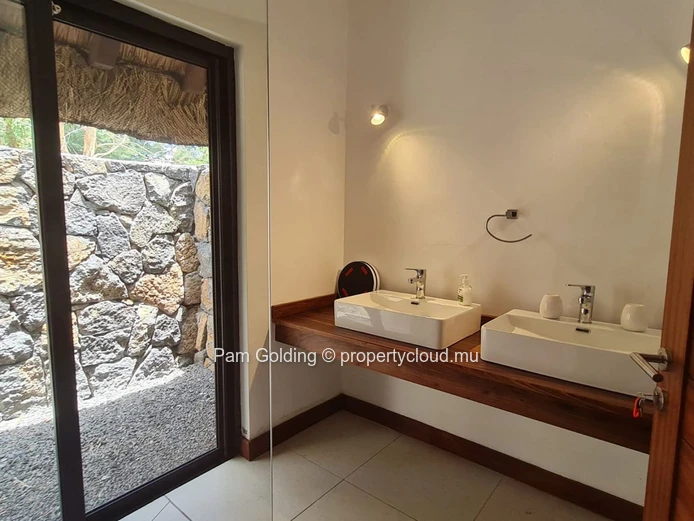 3 bedroom house in Black River for rental in a gated estate.