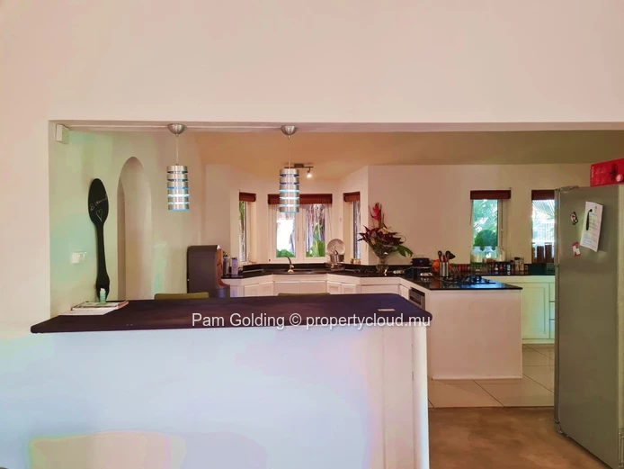 Superb spacious and bright 4-bedroom villa for sale 