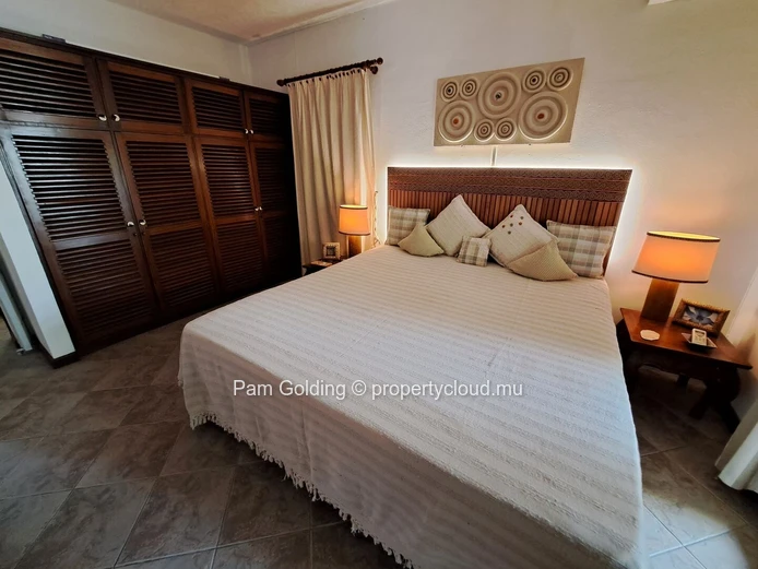 Villa en location de moyen terme, idéalement située à Trou aux Biches, disponible d’avril à septembre.