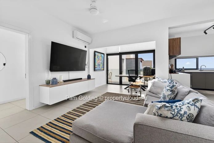 Panoramic 3-Bedroom Penthouse in Tamarin – Rooftop Jacuzzi, Ocean & Mountain Views