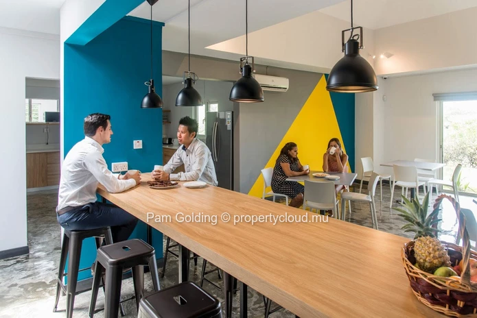 Un immeuble de bureaux prestigieux et autonome.