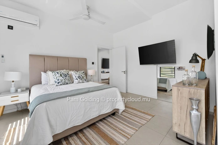 Panoramic 3-Bedroom Penthouse in Tamarin – Rooftop Jacuzzi, Ocean & Mountain Views