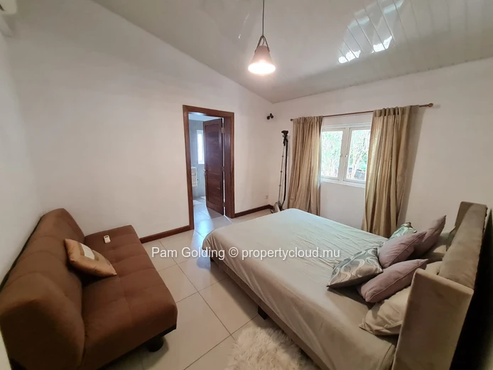 Bright 4-Bedroom Family Home with Garden & Pool