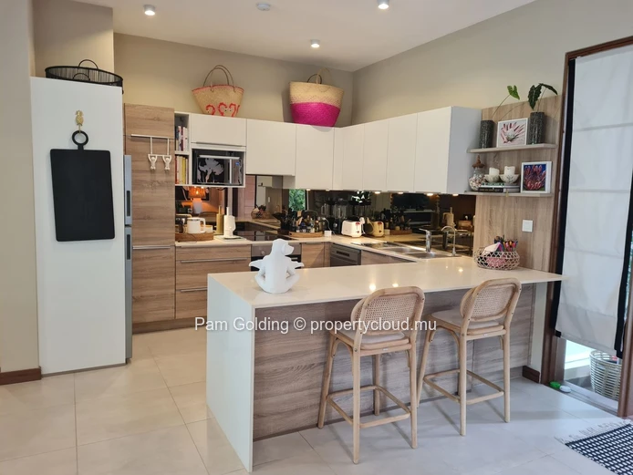 Appartement 2 chambres à l’étage à Pointe aux Canonniers – 204,84 m²