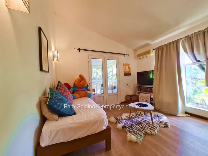 Superb spacious and bright 4-bedroom villa for sale 