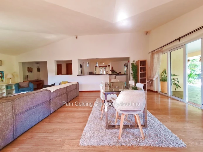 Superb spacious and bright 4-bedroom villa for sale 