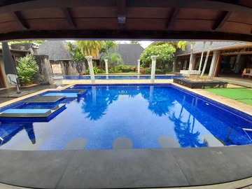 6 Bedroom House