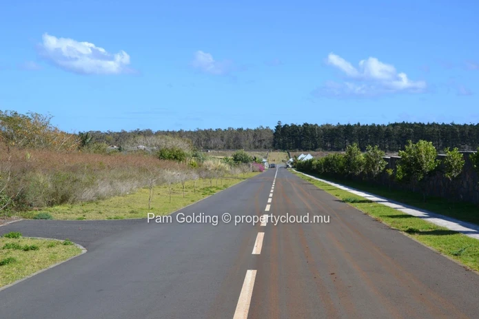 Terrain à Vendre – Domaine Sécurisé avec Vue sur la Mer