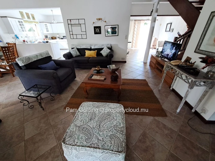 Villa en location de moyen terme, idéalement située à Trou aux Biches, disponible d’avril à septembre.