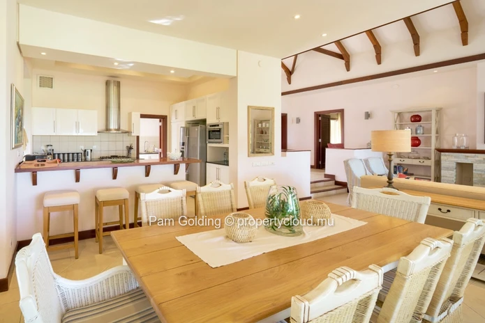 Fantastic light and bright villa ready to move in.