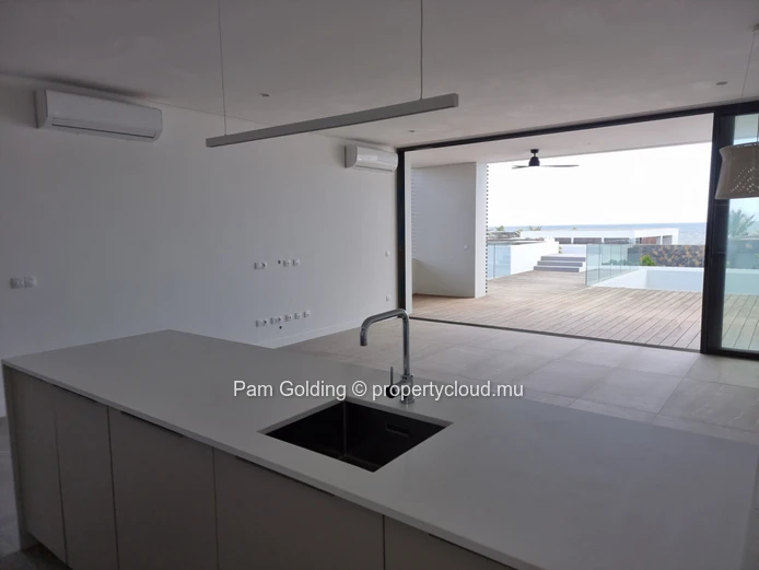 Nouvelle maison de ville de luxe de 3 chambres à louer sur la côte ouest. (Mandat exclusif)
