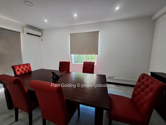 Bâtiment Commercial à Vendre – Pointe aux Canonniers