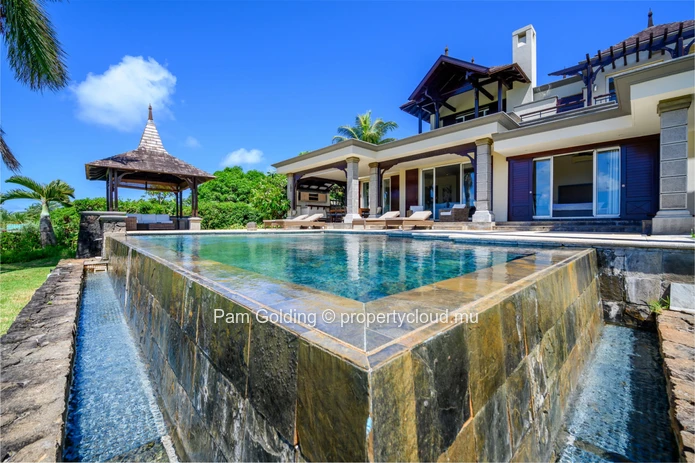 Uninterrupted views over the sugar cane fields to the sea – it will take your breath away.