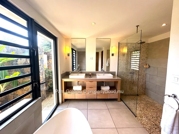 Modern 3-Bedroom Villa in Tamarin – Private Pool & Resort Amenities Near the Beach