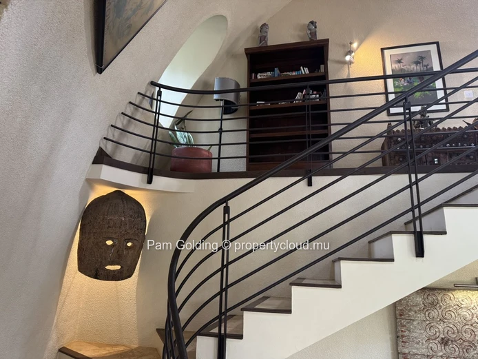 Villa dôme unique à Albion – Terrasse avec vue mer, piscine et jardin tropical